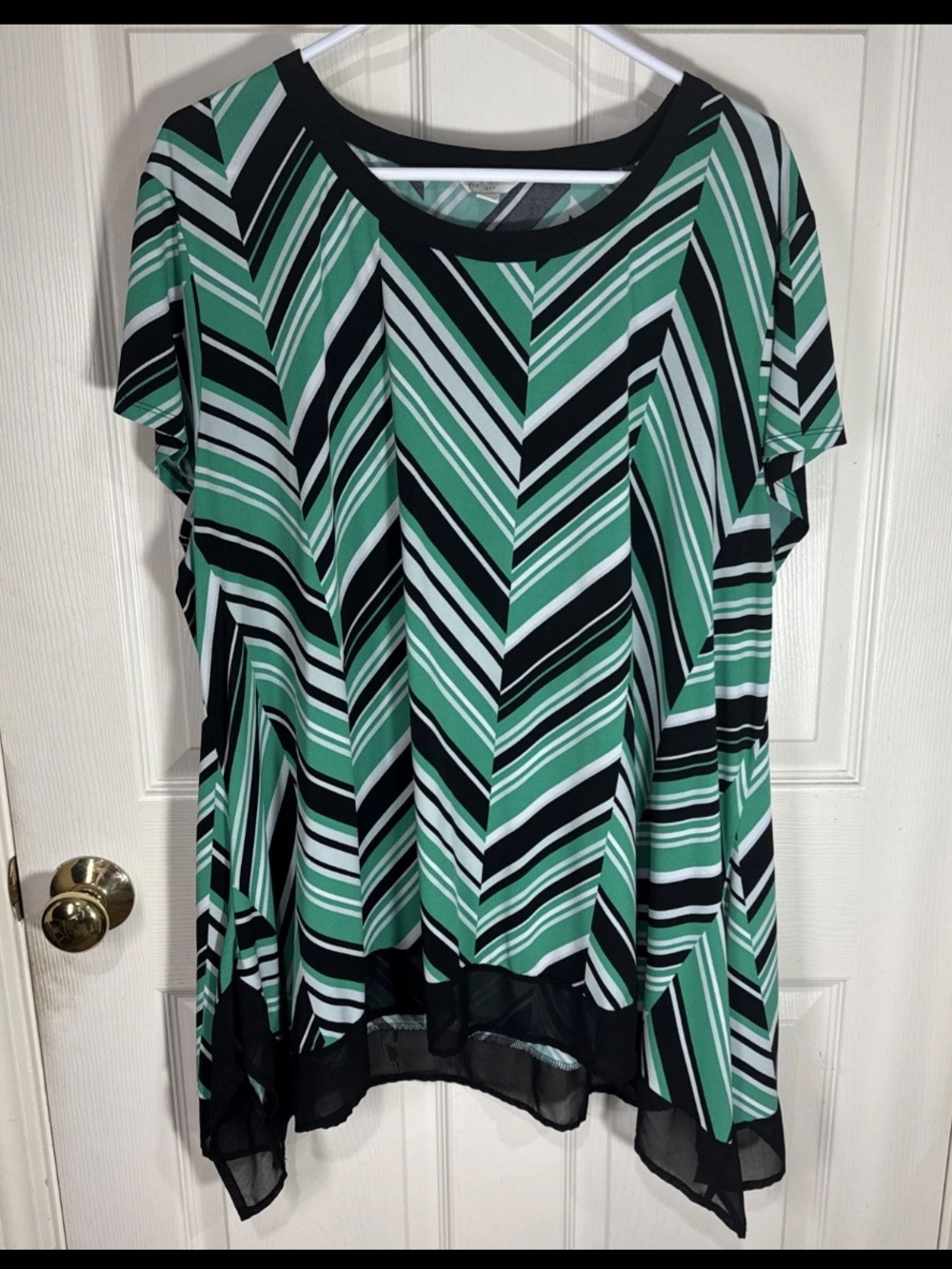 Relaxed Chevron Short Sleeve Blouse in Mint Green and Black